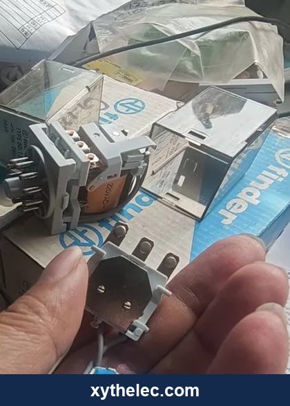 Relays with 3 silver contacts, 24 VDC / 220 VAC — Relays